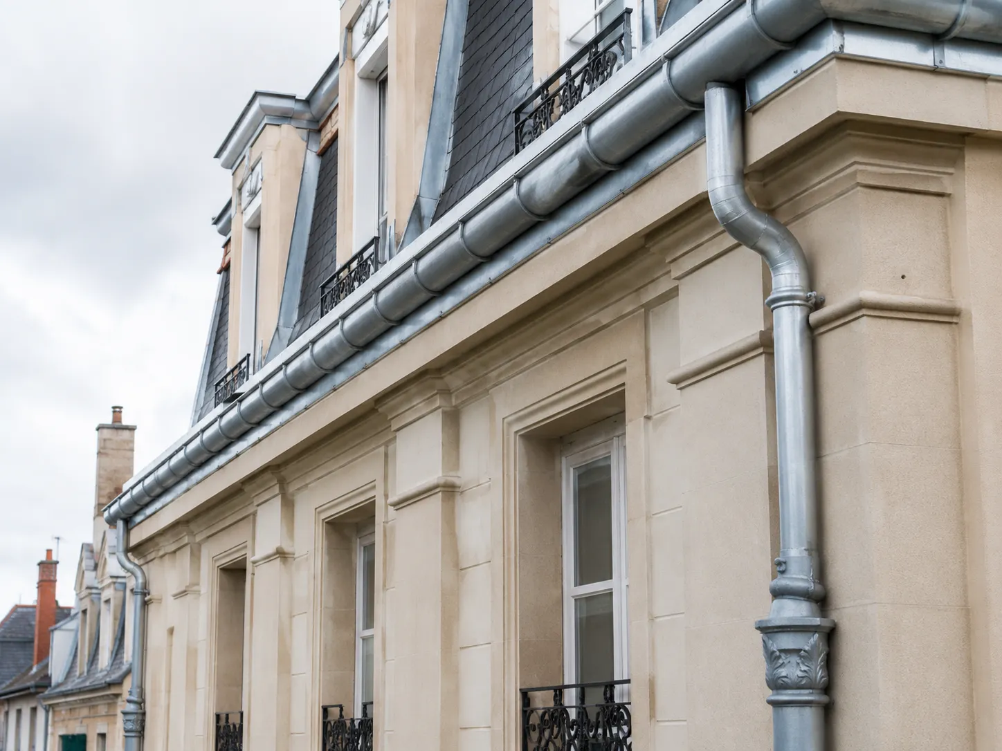 Pose de gouttières zinc demi-ronde sur immeuble à Villeurbanne