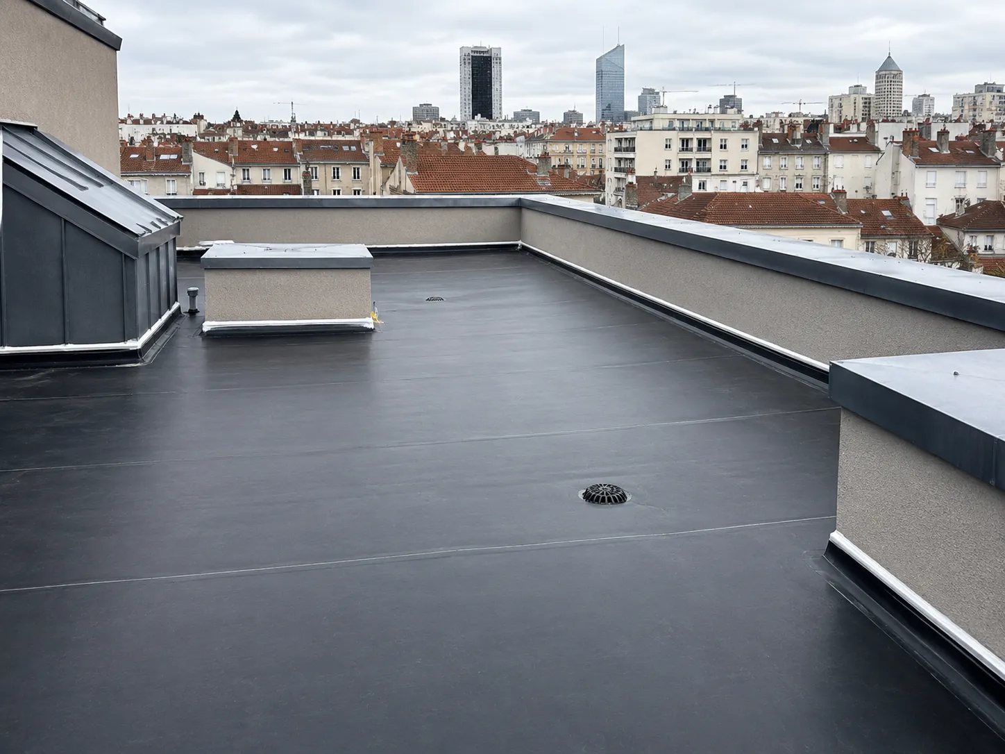 Étanchéité membrane EPDM sur toit terrasse de bureaux à Lyon 3ème