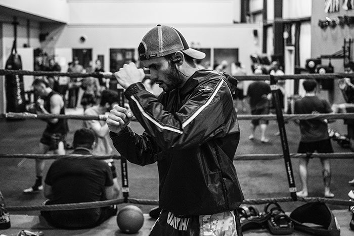 Entraînement de Systema en salle de boxe — ambiance immersive